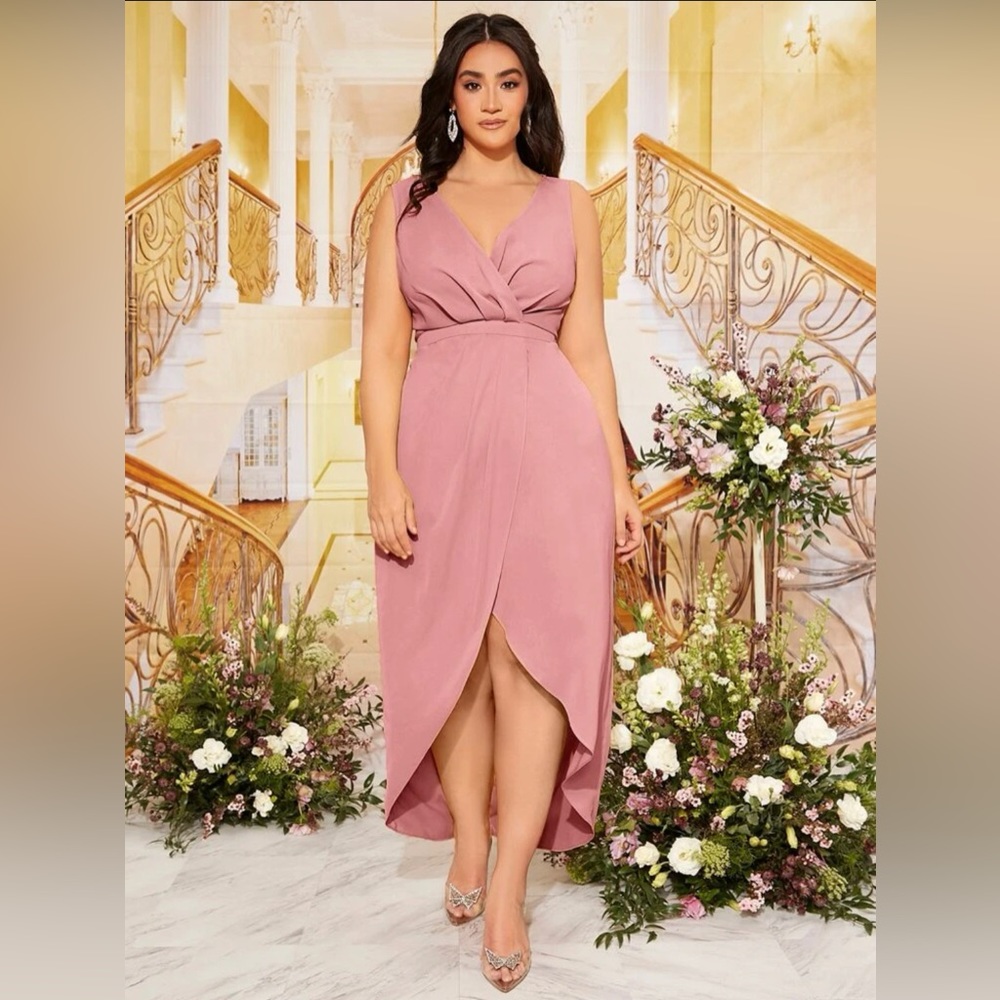 Tulip hem plus bridesmaid wedding dress Size 2x 16•